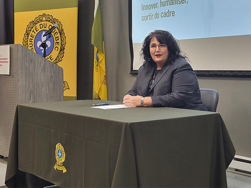 Johanne Beausoleil, emblème de la cohorte 14 lors d'une conférence offerte au Réseau du Cercle des jeunes leaders