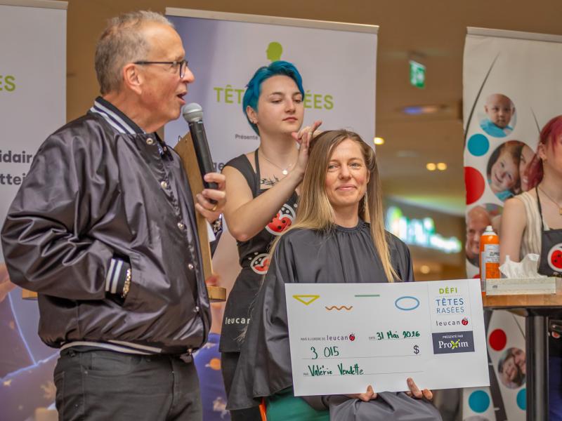 Valérie Vendette avant de se faire couper les cheveux pour le  Défi têtes rasées Leucan, animateur et coiffeuse