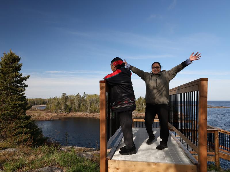 Au sommet de l’escalier de Papinachois, l’aménagement ouvre une vue sur le paysage riverain et permet de parcourir autrement le site.