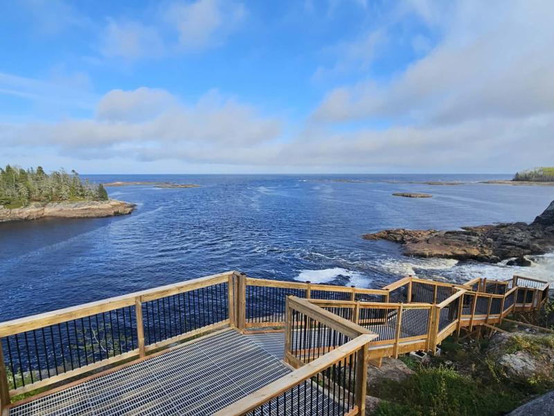 L’escalier de Papinachois, qui relie le site à la cascade et au fleuve.