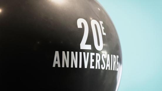 20e anniversaire écrit sur une balloune
