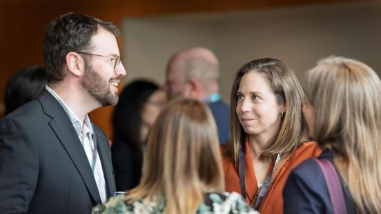 Membres de la cohortes 21 du cercle des jeunes leaders en discussion