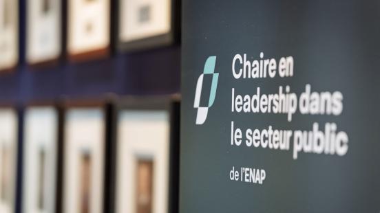 Logo de la Chaire en leadership dans le secteur public sur un mur
