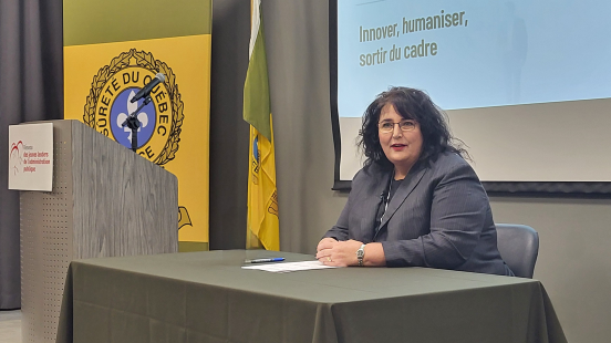 Johanne Beausoleil, emblème de la cohorte 14 lors d'une conférence offerte au Réseau du Cercle des jeunes leaders