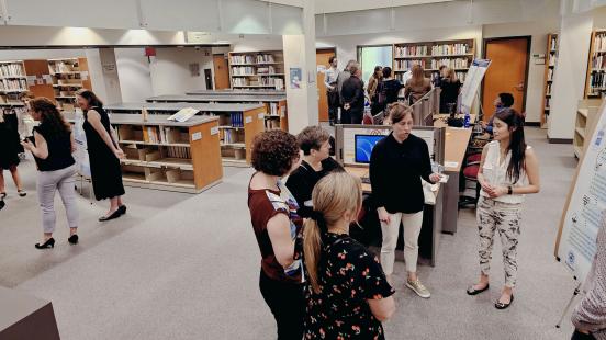 Groupe à la Bibliothèque lors de la présentation des travaux