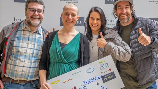 Simon Tremblay, Valérie Vendette, Catherine Lasalle et Simon-Pierre Hamel avec chèque de 3510 dollars canadiens amassés au  Défi têtes rasées Leucan