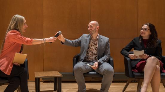 Panel de leaders souriants dont une personne qui passe le micro à une autre
