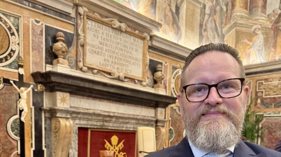 Andrew Webb avant la conférence de Sa sainteté le pape Léon XIV à Rome
