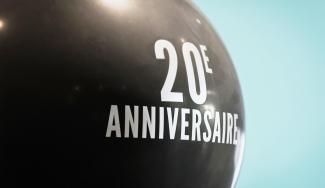 20e anniversaire écrit sur une balloune