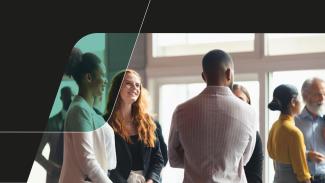 Une photographie montrant des hommes et des femmes en tenue professionnelle échangeant dans un espace lumineux. Le cadrage inclut un élément graphique distinctif sur la gauche : une forme organique asymétrique aux tons noirs et vert translucide, créant un aspect institutionnel et contemporain.