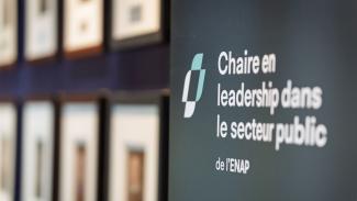 Logo de la Chaire en leadership dans le secteur public sur un mur