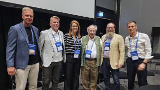 Andrew Webb et autres personnes lors de la reconnaissance internationale du programme du Cercle des jeunes leaders