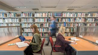 Équipe de recherche à la bibliothèque