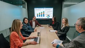 Groupe de recherche qui analyse un projet