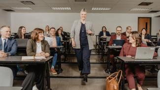 Prof déterminée dans sa salle de classe