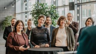 Groupe inspirée devant communicateur