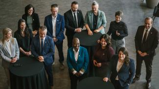 Groupe de jeunes leaders souriants et ensemble