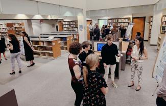 Groupe à la Bibliothèque lors de la présentation des travaux
