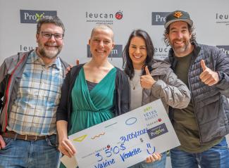 Simon Tremblay, Valérie Vendette, Catherine Lasalle et Simon-Pierre Hamel avec chèque de 3510 dollars canadiens amassés au  Défi têtes rasées Leucan