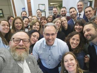 Jeunes leaders de la cohorte 21 accompagnés de l'emblème Frédéric-Guay et le professeur Andrew Webb