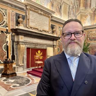 Andrew Webb avant la conférence de Sa sainteté le pape Léon XIV à Rome