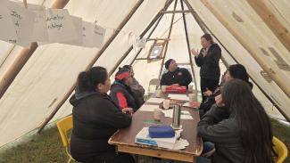 Atelier sous le shaputuan animé par Jackie Gilbert-Beaudoin. Les échanges ont permis de faire émerger les souvenirs, les usages et les aspirations associés à Papinachois.