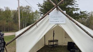 Une des tentes construites sur le site de Papinachois par des membres de la communauté pour accueillir et animer les ateliers du 29 mai 2026.